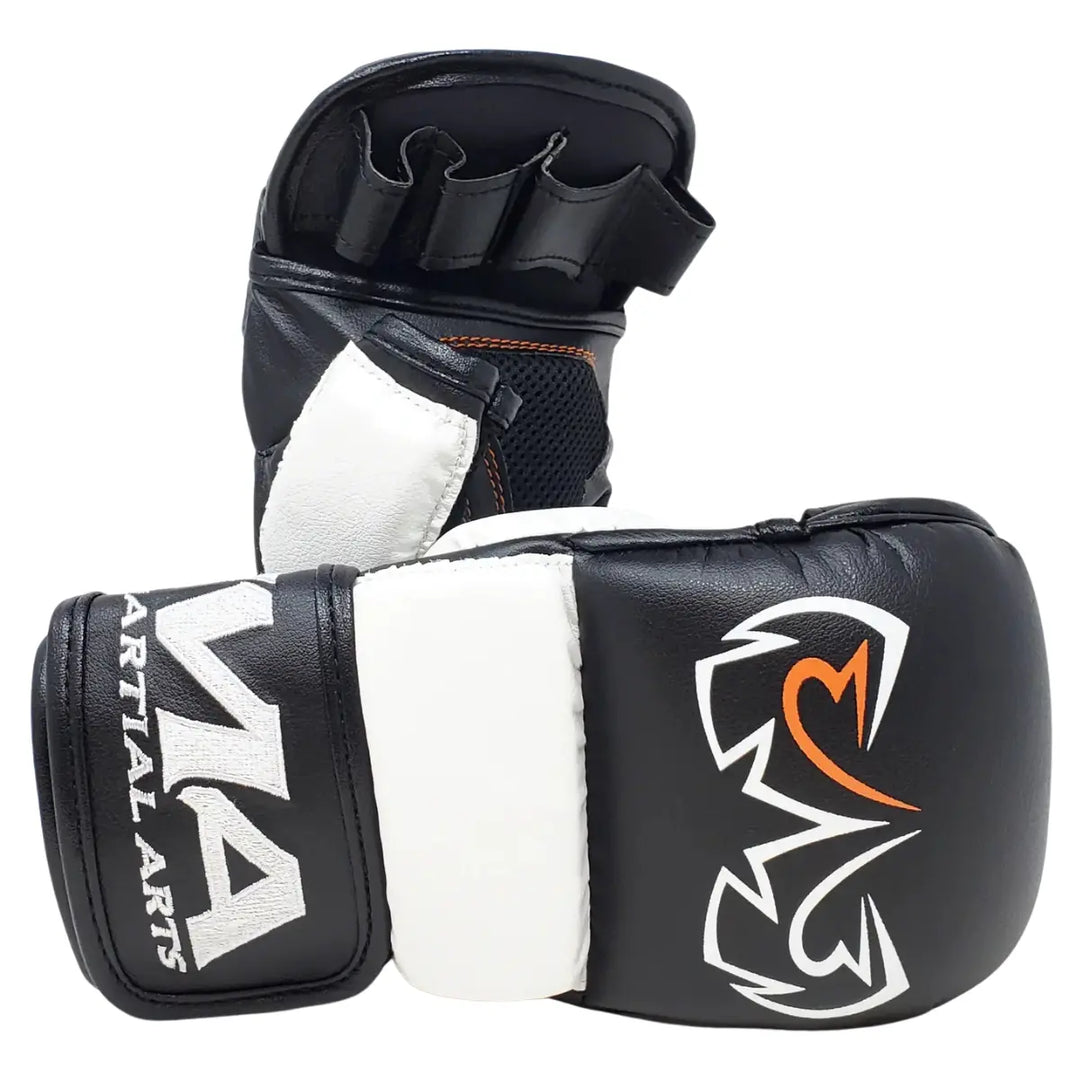 De Rival MMA Handschoenen Zwart Wit met openvingerontwerp bieden maximale bewegingsvrijheid en ventilatie. Het zwarte en witte design met het oranje Rival-logo straalt kracht en professionaliteit uit. Ideaal voor sparren en trainingen dankzij de stevige polssluiting en duurzame afwerking.