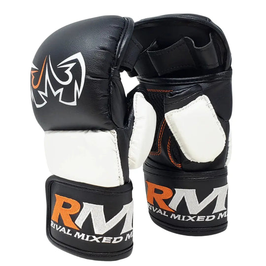 De Rival MMA Handschoenen Zwart Wit van achteren gezien, met zichtbaar oranje stikwerk en het RIVAL MIXED MARTIAL ARTS-logo op de polsband. De openvingerstructuur biedt optimale grip en ventilatie, terwijl de padding en verstelbare sluiting zorgen voor veiligheid en ondersteuning tijdens training of sparring.