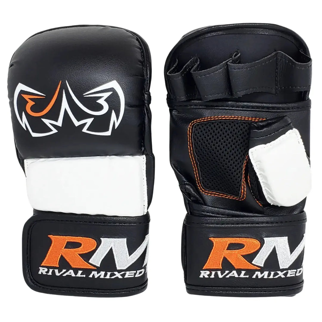 De Rival MMA Handschoenen Zwart Wit met zichtbaar Rival-logo op de bovenzijde en RM-opdruk op de polsband. De openvingerconstructie en meshpanelen zorgen voor ventilatie en beweeglijkheid, terwijl de stevige padding optimale bescherming biedt tijdens intensieve trainingen of sparringsessies.