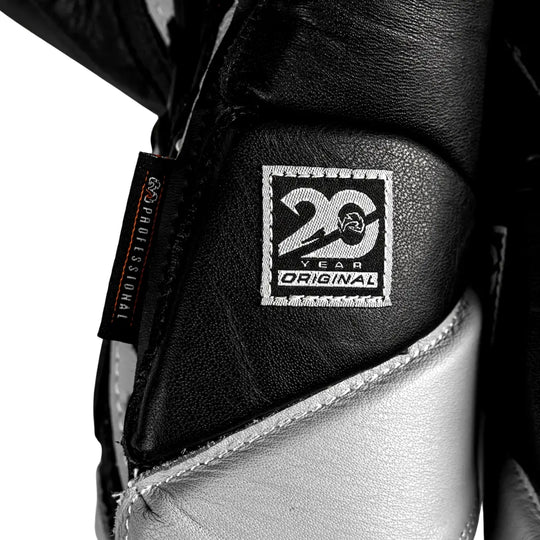 Close-up van de Rival RS1 Bokshandschoenen met het “20 Year Original” jubileumlabel en “Professional” tag. De zwart-zilveren afwerking benadrukt het vakmanschap en de premium kwaliteit van deze limited edition bokshandschoenen, ontworpen voor professionele boksers die waarde hechten aan authenticiteit en traditie.