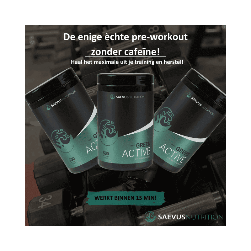 Afbeelding van drie potten Saevus Nutrition Green Active Pre-Workout, een pre-workout zonder cafeïne. De tekst op de afbeelding vermeldt dat het de enige echte pre-workout zonder cafeïne is en binnen 15 minuten werkt. De potten zijn weergegeven tegen een achtergrond van dumbbells
