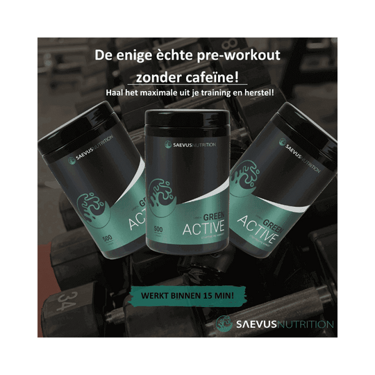 Afbeelding van drie potten Saevus Nutrition Green Active Pre-Workout, een pre-workout zonder cafeïne. De tekst op de afbeelding vermeldt dat het de enige echte pre-workout zonder cafeïne is en binnen 15 minuten werkt. De potten zijn weergegeven tegen een achtergrond van dumbbells