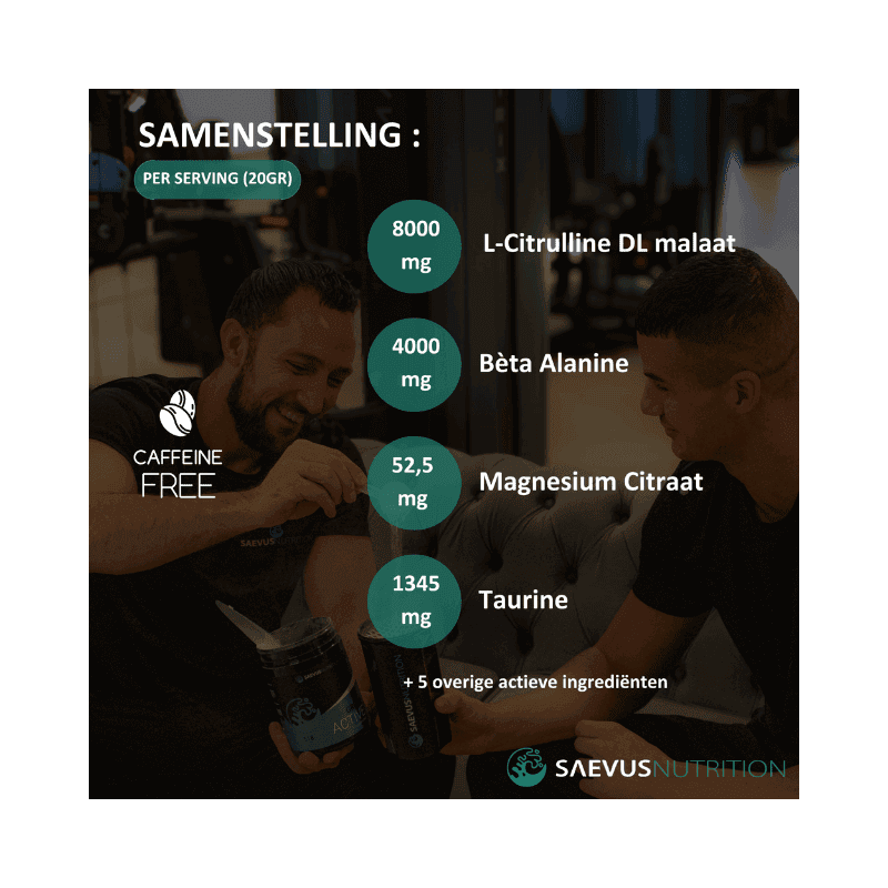 Samenstelling van Saevus Nutrition Green Active Pre-Workout per portie (20 gram): 8000 mg L-Citrulline DL malaat, 4000 mg Bèta Alanine, 52,5 mg Magnesium Citraat, 1345 mg Taurine en vijf andere actieve ingrediënten. De pre-workout is cafeïnevrij. De afbeelding toont twee personen in een sportschool terwijl ze het product bereiden
