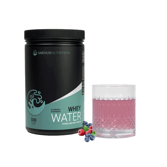 Saevus Nutrition Whey Water in de smaak Blueberry Raspberry. Het product wordt gepresenteerd in een zwarte verpakking met een glas paarse drank ernaast, versierd met blauwe bessen en frambozen