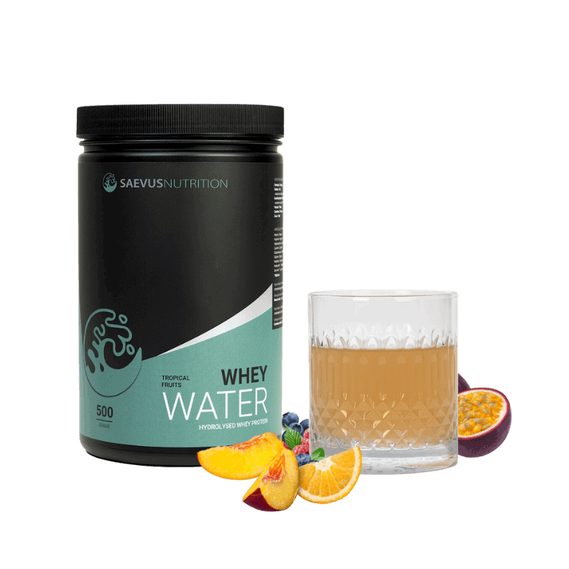 Fles Saevus Nutrition Whey Water met tropical fruits smaak, een verfrissende en eiwitrijke sportdrank voor herstel na training
















