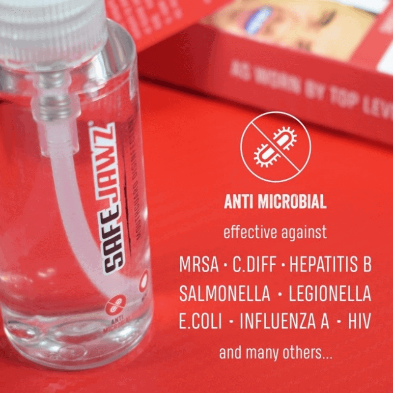 SafeJawz mondbeschermer desinfectiemiddel met antimicrobiële werking tegen MRSA, E. coli en andere bacteriën, weergegeven in een transparante fles.
