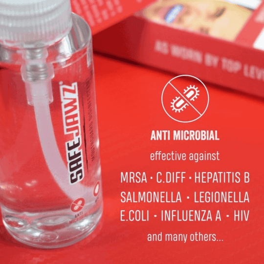 SafeJawz mondbeschermer desinfectiemiddel met antimicrobiële werking tegen MRSA, E. coli en andere bacteriën, weergegeven in een transparante fles.