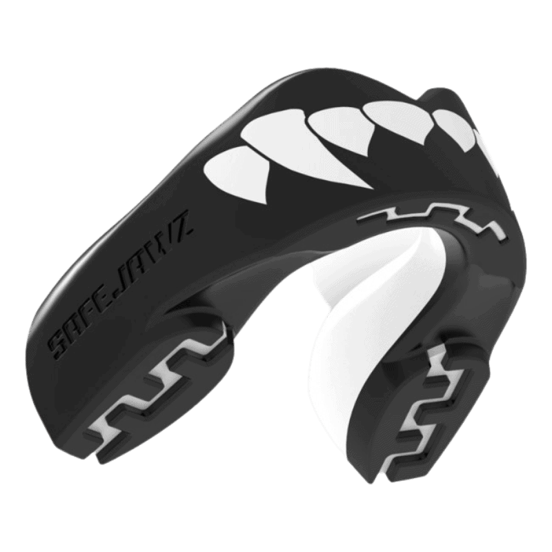 Gebitsbeschermer in zwart-wit met haaietanden design en het logo van 'SAFE-JAWZ' aan de zijkant.