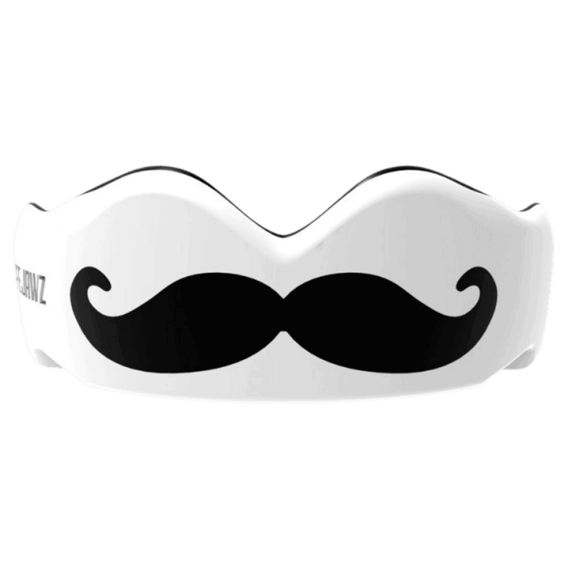 Witte SafeJawz mondbeschermer met zwart snorontwerp, biedt een speelse en unieke look.