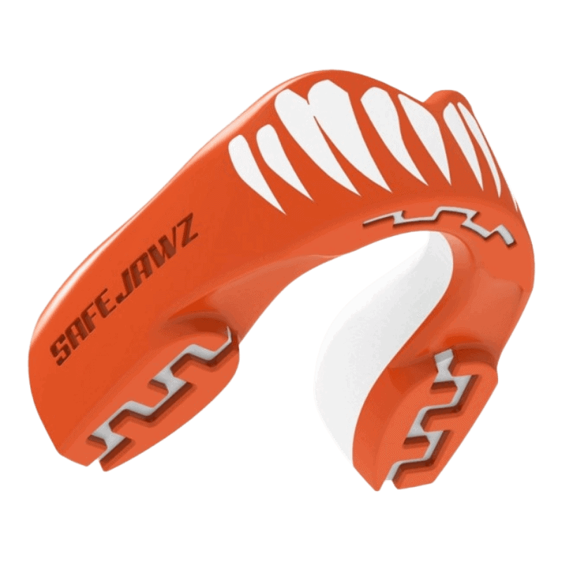 Oranje SafeJawz mondbeschermer met witte tandenontwerp en witte binnenlaag, inclusief merknaam en ribbels voor extra grip.