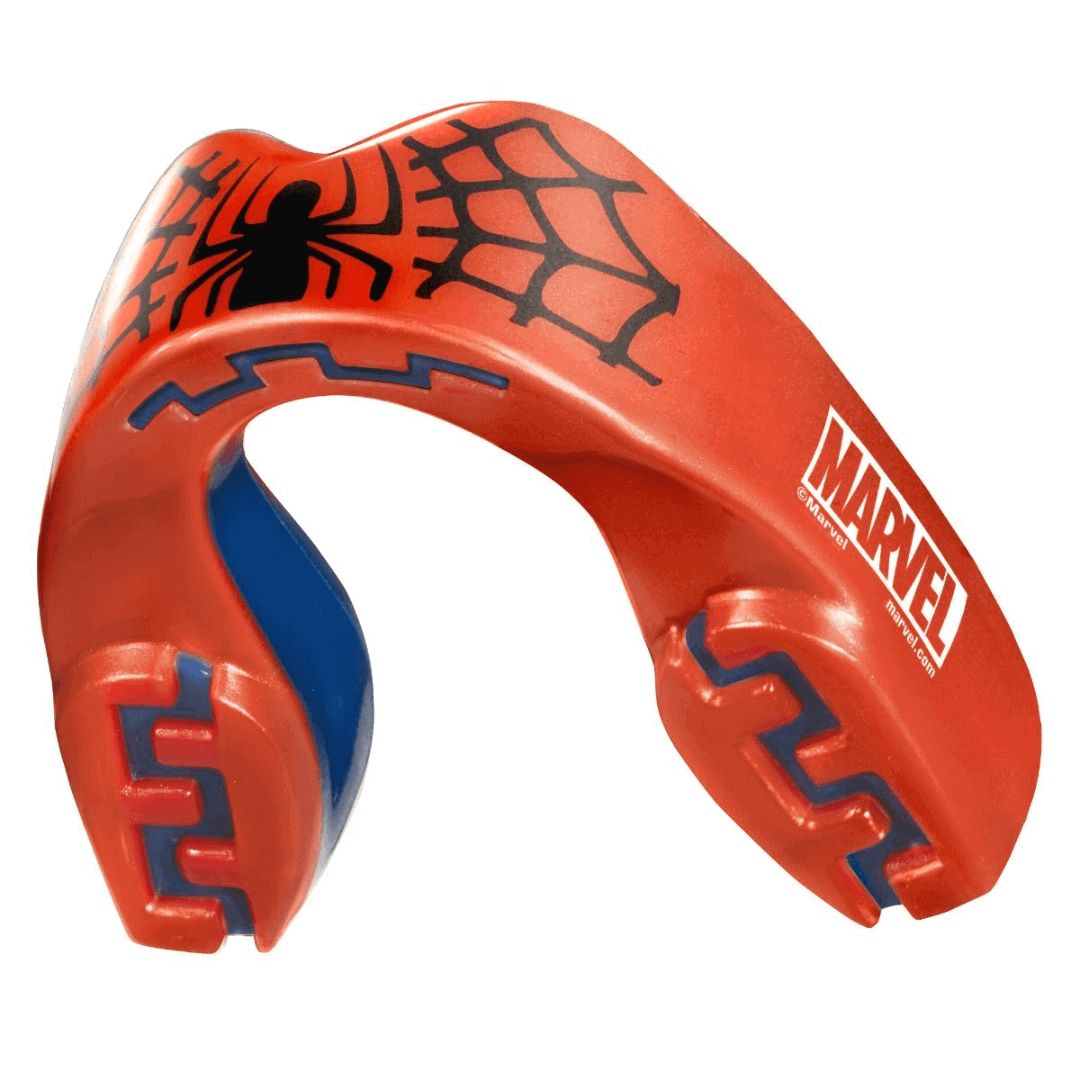 Rode gebitsbeschermer met blauw aan de binnenkant en een zwart spinnenweb en spin logo aan de buitenkant, met Marvel-logo aan de zijkant.