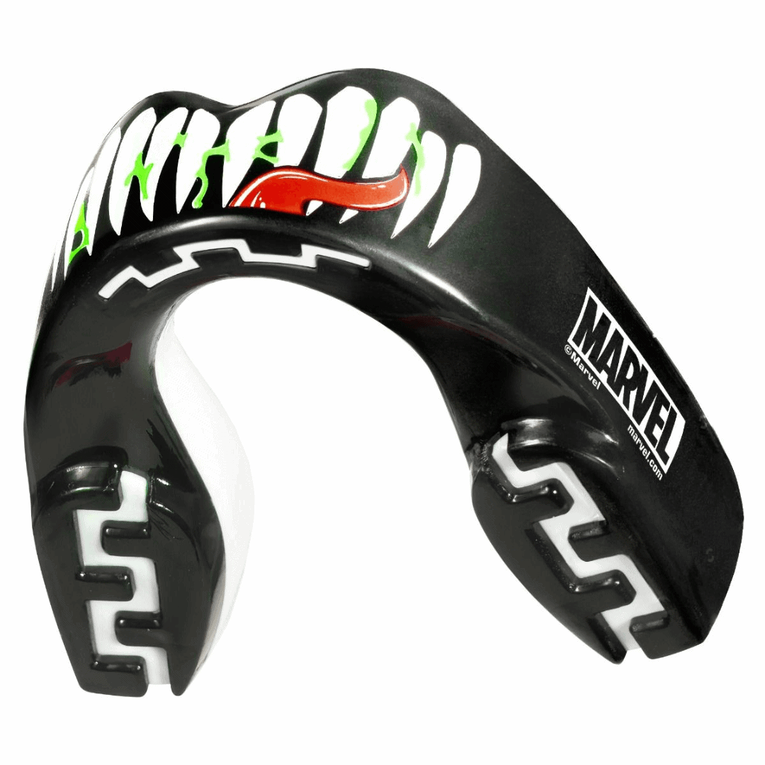 Zwarte gebitsbeschermer met wit en groen Venom tandontwerp aan de voorkant, inclusief een rode tong, met Marvel-logo aan de zijkant.