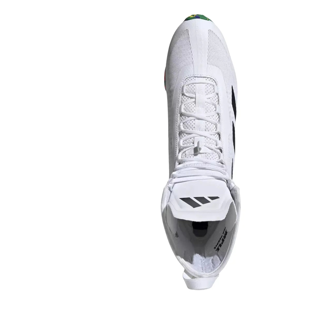 Bovenaanzicht van witte boksschoenen met logo en stevige vetersluiting