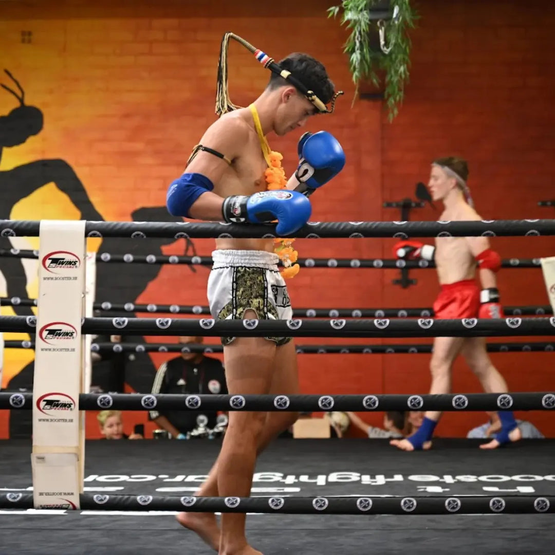 Muay Thai-vechter in actie tijdens een gevecht in de ring