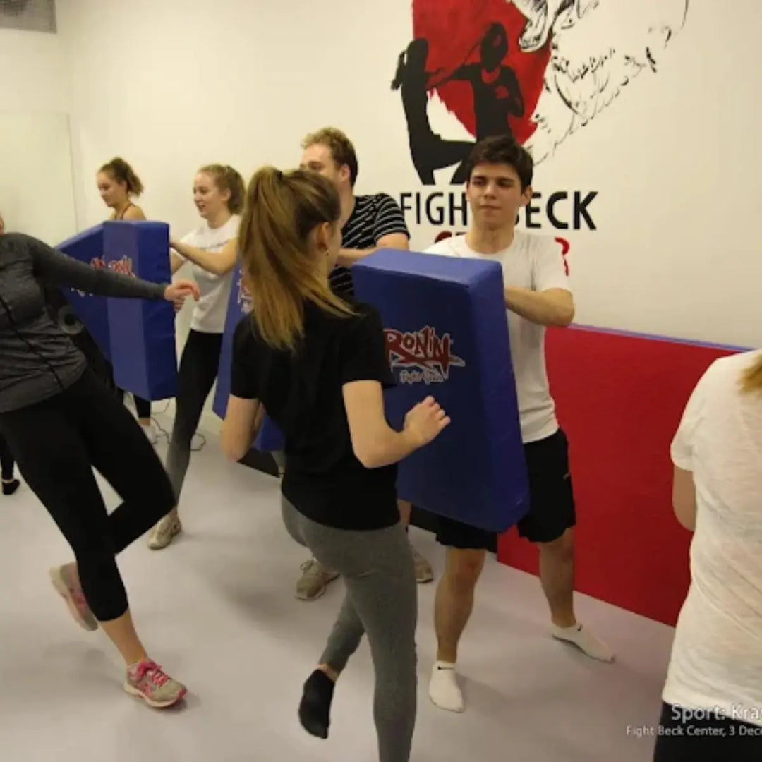 Boksvloer met boksopstelling en trainingsmateriaal in de gym