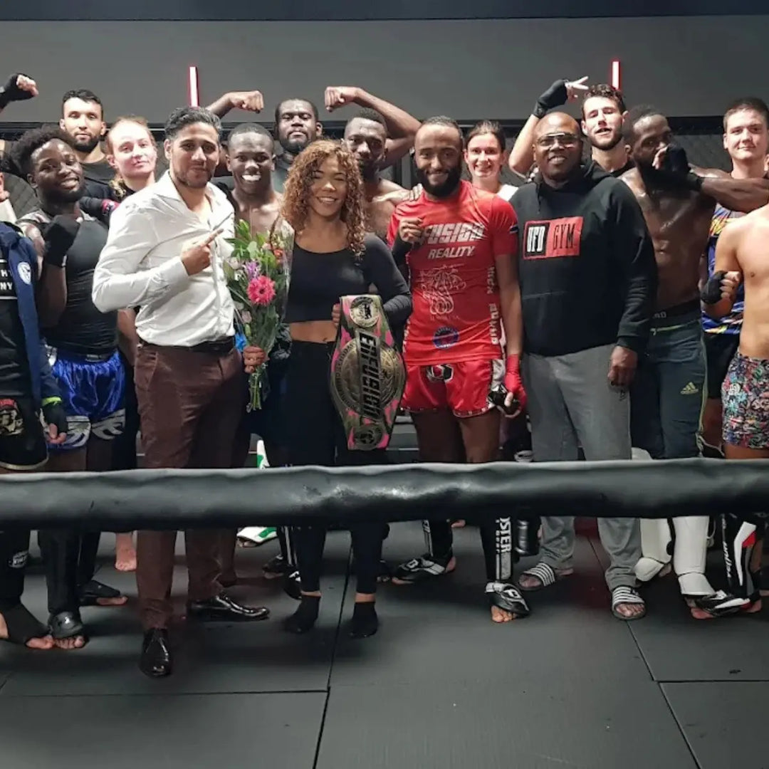 Groep mensen poseert samen in de ring na training of evenement