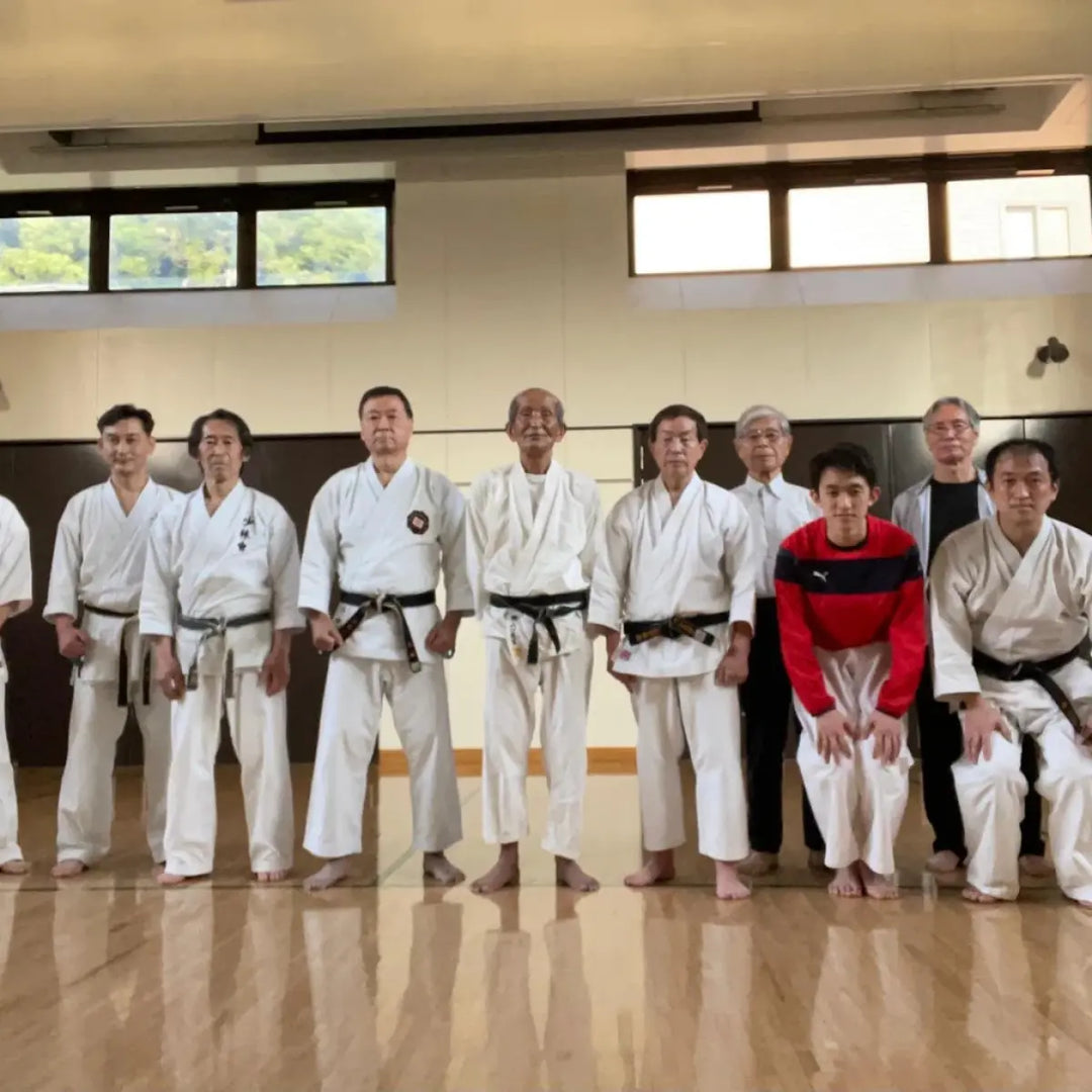 Groep kungfu-beoefenaars poseert samen in trainingsuniform