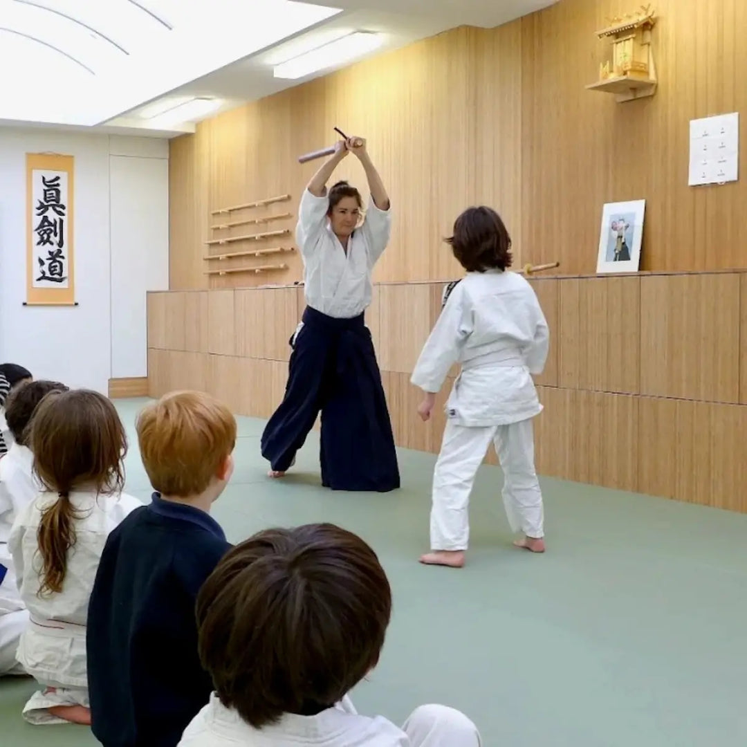 Kungfu-trainster oefent techniek met kind tijdens training