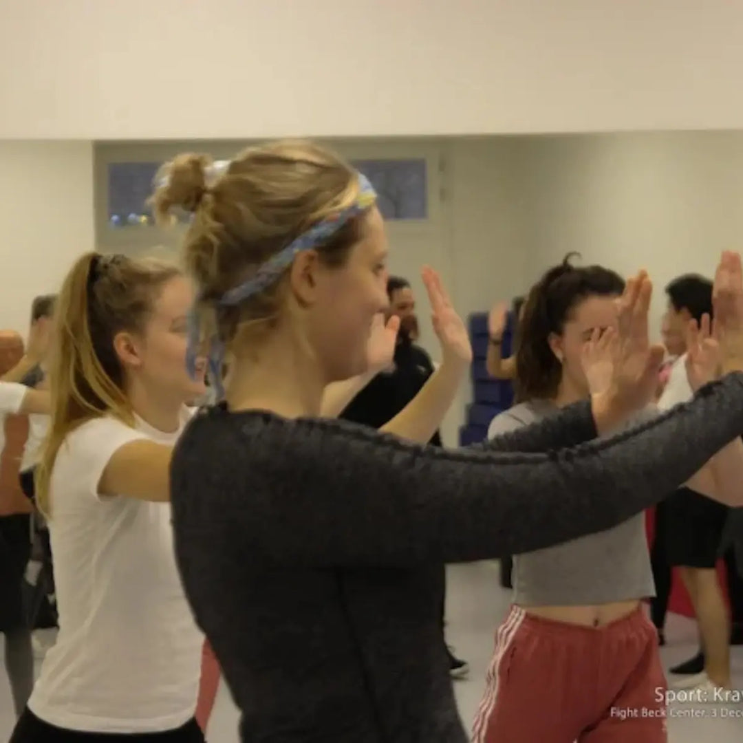 Vrouwen trainen samen tijdens een bokstraining in de sportschool