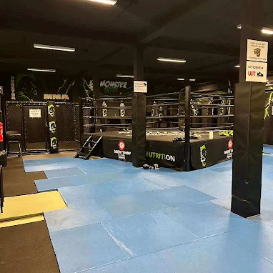 Boksvloer met boksopstelling en trainingsmateriaal in de gym