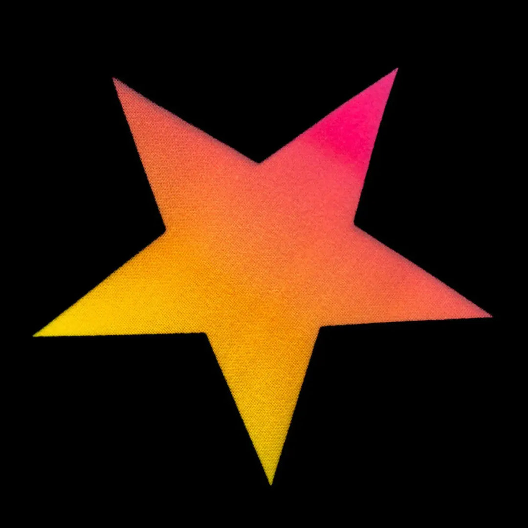 Close-up van de ster op de Yokkao Kickboksbroek Flames, met een levendige kleurverloop van oranje naar roze. Het ontwerp benadrukt de dynamische stijl en de hoogwaardige satijnen afwerking van de kickboksbroek.