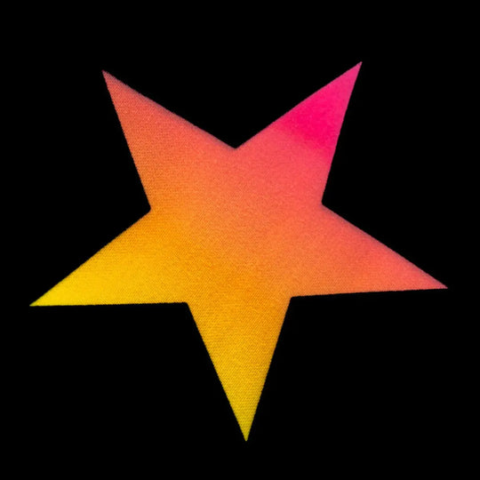 Close-up van de ster op de Yokkao Kickboksbroek Flames, met een levendige kleurverloop van oranje naar roze. Het ontwerp benadrukt de dynamische stijl en de hoogwaardige satijnen afwerking van de kickboksbroek.