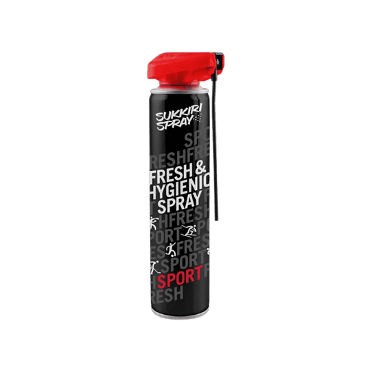 Een productfoto van Sukkiri Fresh & Hygienic Spray in een zwart spuitbusdesign met rode accenten en een sportief thema. Het mondstuk heeft een opvallende rode kleur.