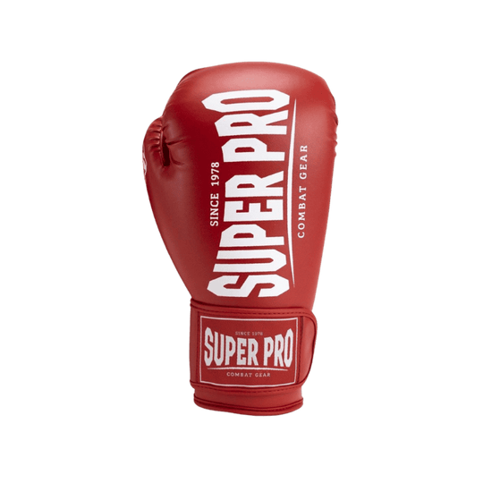 Een rode Super Pro bokshandschoen met prominent wit logo en tekst "Super Pro Combat Gear" aan de voorkant. De handschoen heeft een klassieke, robuuste uitstraling met een polsband voorzien van klittenbandsluiting.