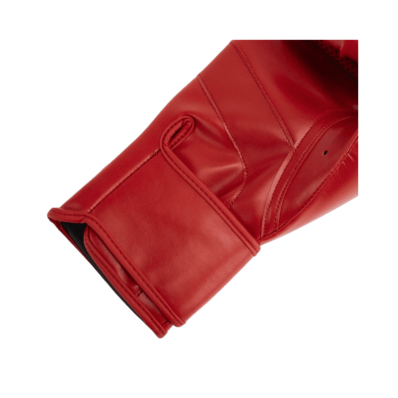 Onderkant van de rode Super Pro bokshandschoen, met een detail van de verstevigde polsband en het stiksel dat de duurzaamheid van de handschoen benadrukt.