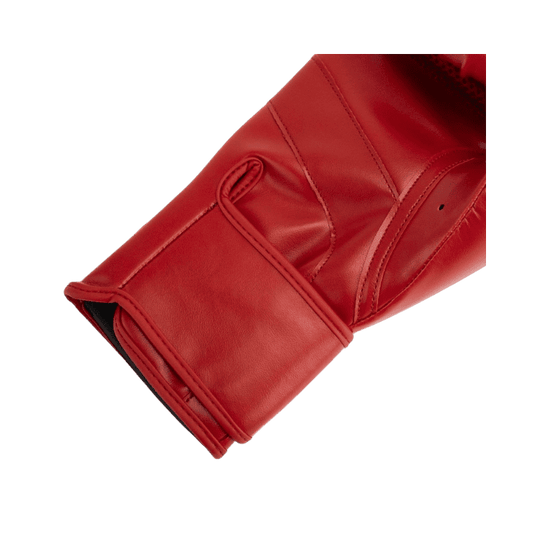 Onderkant van de rode Super Pro bokshandschoen, met een detail van de verstevigde polsband en het stiksel dat de duurzaamheid van de handschoen benadrukt.
