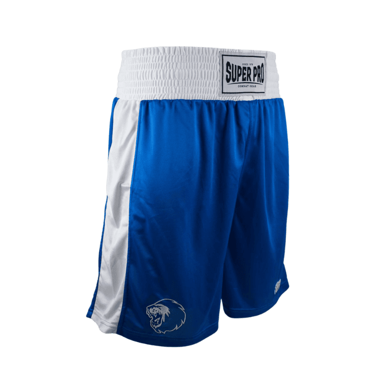Een blauwe boksshort van Super Pro met een brede witte elastische tailleband. Aan de voorkant van de band is het zwarte Super Pro-logo zichtbaar. De short heeft een witte zijstreep en een wit leeuwenlogo op het rechterbeen.