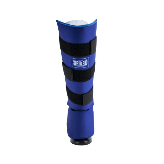 Een enkele blauwe Super Pro scheenbeschermer, rechtopstaand met twee zwarte klittenbandsluitingen. Het logo "Super Pro Combat Gear" is duidelijk zichtbaar op de voorkant.