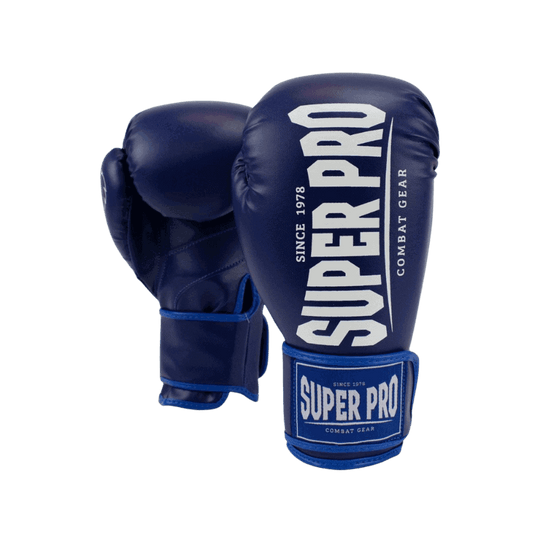 Een paar blauwe Super Pro bokshandschoenen, met het logo "Super Pro" duidelijk zichtbaar op de voorzijde. De handschoenen hebben een stevige, gebogen vorm en zijn ontworpen voor kickboksen.