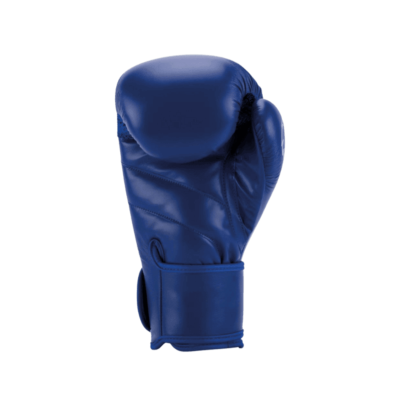 De achterkant van een blauwe bokshandschoen, met de naden en stiksels goed zichtbaar. De handschoen heeft een strakke afwerking en is ontworpen voor een goede grip en duurzaamheid.