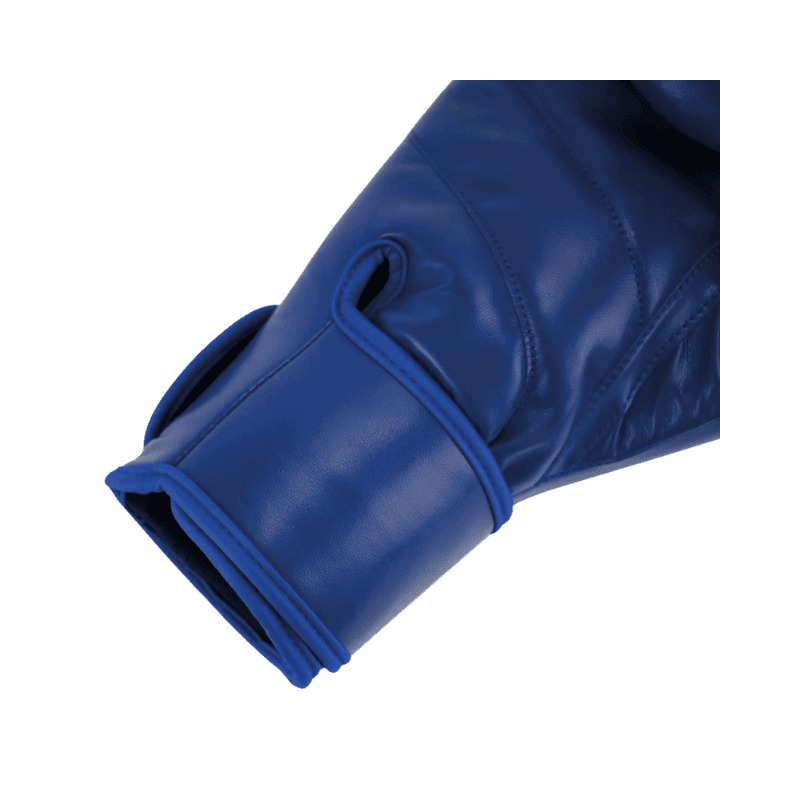 Close-up van de onderkant van een blauwe bokshandschoen met een verstelbare klittenbandsluiting. De handschoen is gemaakt van glad materiaal en heeft een stevige afwerking voor extra ondersteuning
