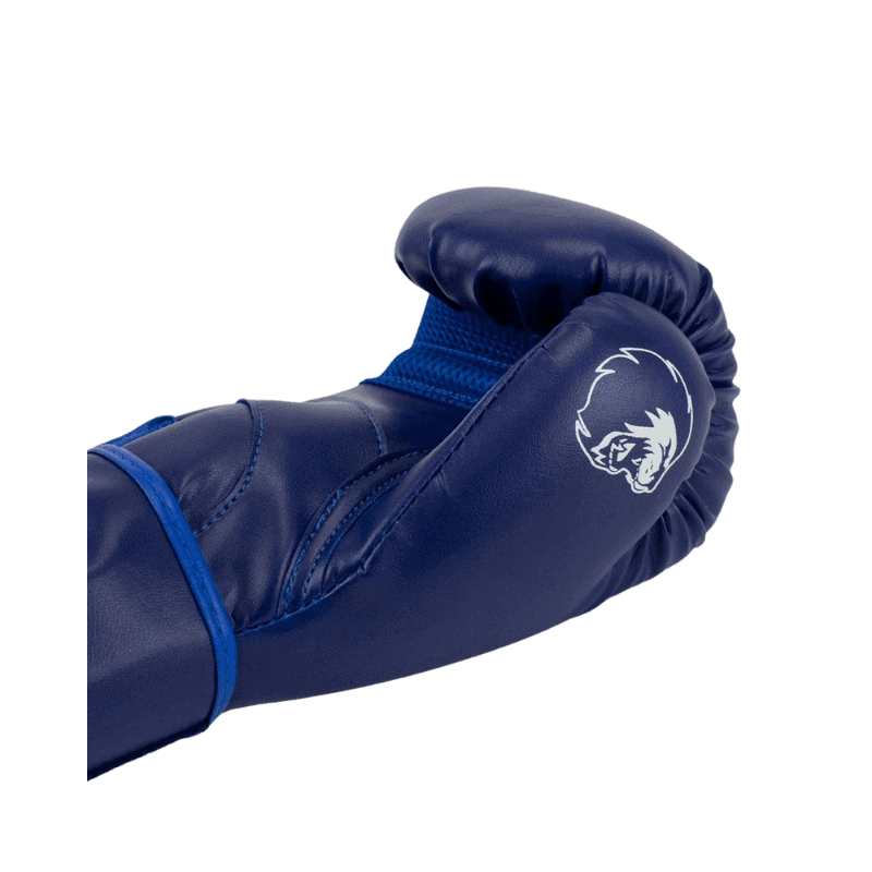 Close-up van de duim van een blauwe bokshandschoen, met extra bescherming en versteviging rond de duim voor comfort en veiligheid tijdens het gebruik.