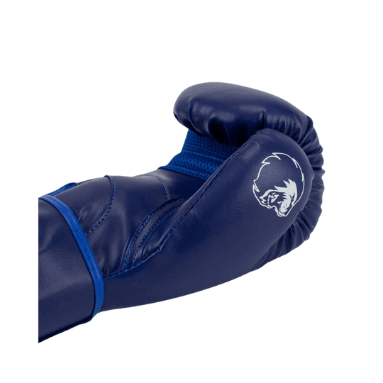 Close-up van de duim van een blauwe bokshandschoen, met extra bescherming en versteviging rond de duim voor comfort en veiligheid tijdens het gebruik.