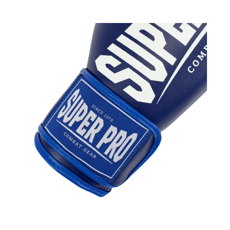 Close-up van het label van een Super Pro bokshandschoen, waarop het merk "Super Pro Combat Gear" te zien is. De klittenbandsluiting is zichtbaar, wat zorgt voor een goede pasvorm om de pols.