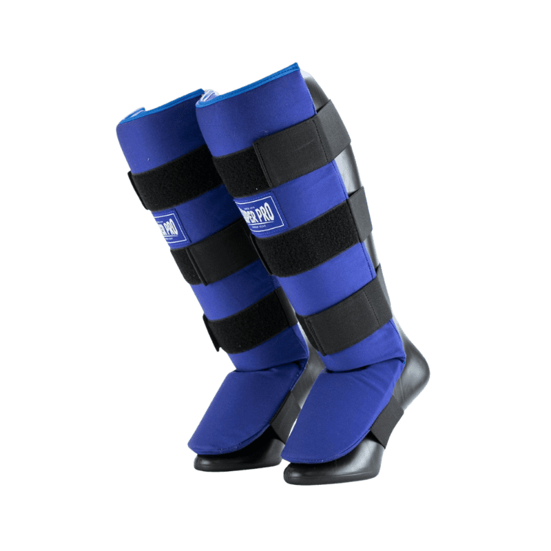 Een paar blauwe Super Pro scheenbeschermers met zwarte klittenbandsluitingen, ontworpen voor gebruik bij kickboksen en andere vechtsporten. Ze bieden zowel scheen- als voetbescherming.