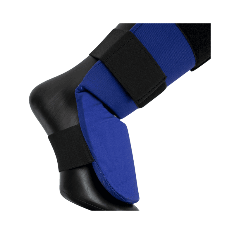 Close-up van de voetgedeelte van een Super Pro scheenbeschermer, waar het beschermende materiaal de voet omhult met klittenbandsluitingen voor extra veiligheid.