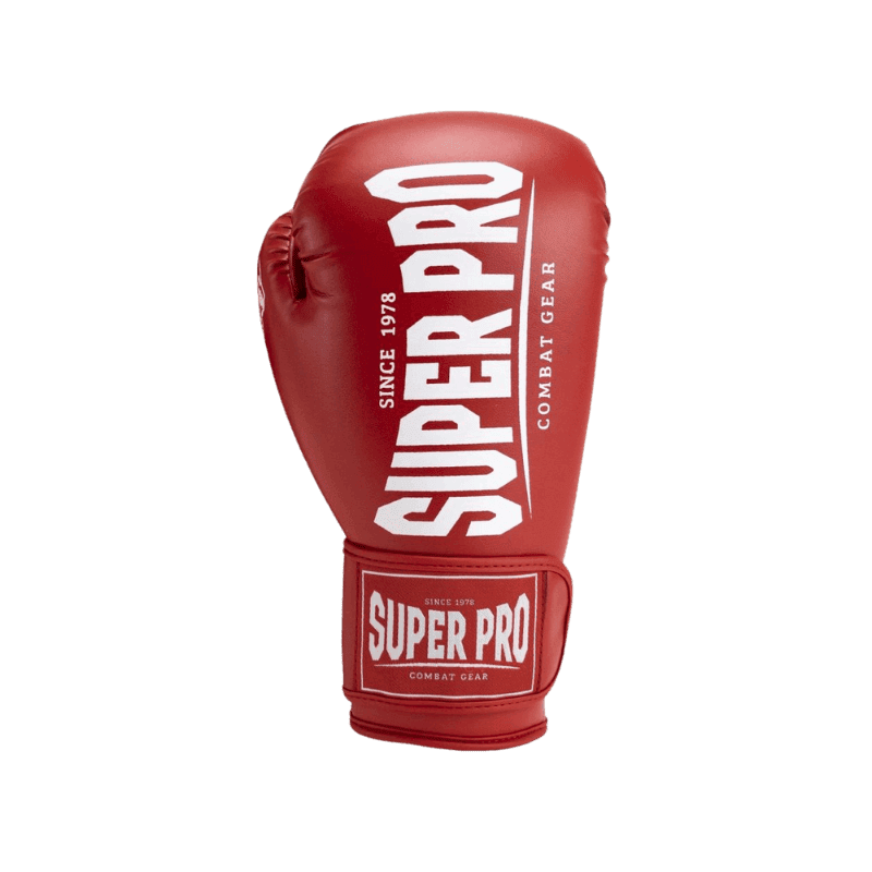 Eén enkele rode Super Pro bokshandschoen, rechtopstaand, met het "Super Pro Combat Gear" logo in het wit, duidelijk zichtbaar op de voorzijde.