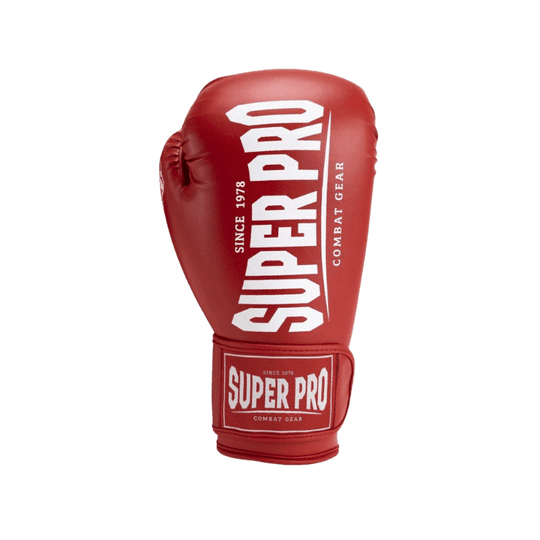 Eén enkele rode Super Pro bokshandschoen, rechtopstaand, met het "Super Pro Combat Gear" logo in het wit, duidelijk zichtbaar op de voorzijde.