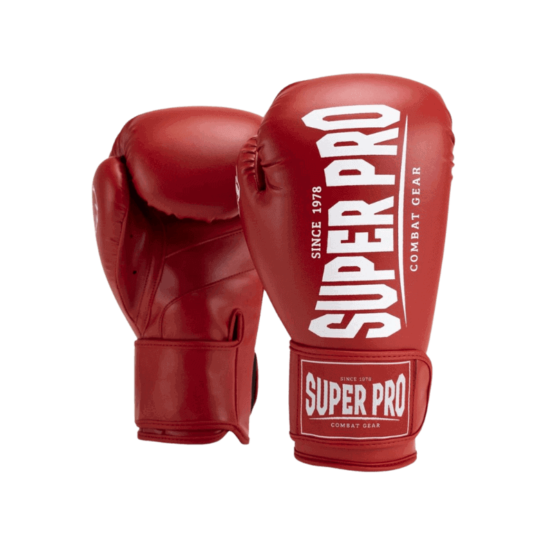 Een paar rode Super Pro bokshandschoenen, staand naast elkaar, met het logo "Super Pro Combat Gear" prominent op de voorzijde van de ene handschoen en een close-up van de andere handpalmkant.