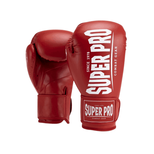Een paar rode Super Pro bokshandschoenen, staand naast elkaar, met het logo "Super Pro Combat Gear" prominent op de voorzijde van de ene handschoen en een close-up van de andere handpalmkant.