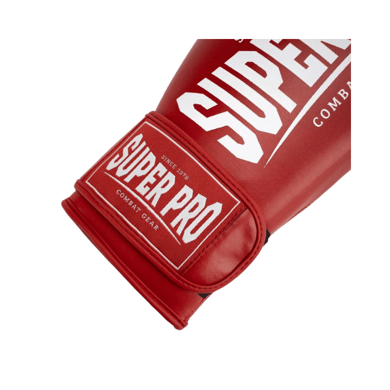 Close-up van het label op een rode Super Pro bokshandschoen, waarop het logo "Super Pro Combat Gear" duidelijk zichtbaar is op de klittenbandsluiting.