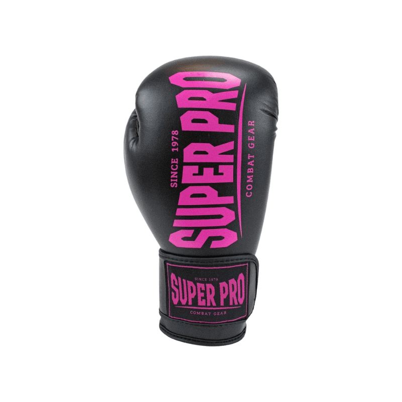 Eén enkele zwarte bokshandschoen met een roze "Super Pro" logo, ontworpen voor bescherming en comfort tijdens het kickboksen. Het ergonomische ontwerp zorgt voor een goede pasvorm.
