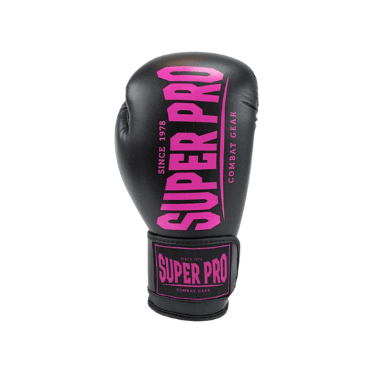 Eén enkele zwarte bokshandschoen met een roze "Super Pro" logo, ontworpen voor bescherming en comfort tijdens het kickboksen. Het ergonomische ontwerp zorgt voor een goede pasvorm.
