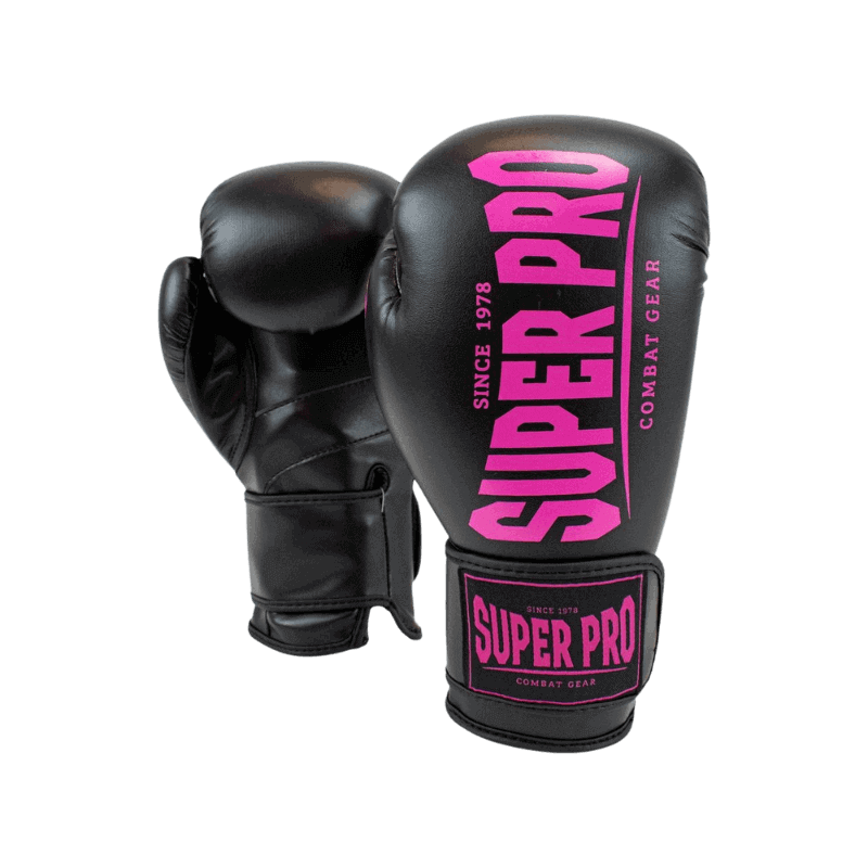 Een paar zwarte Super Pro bokshandschoenen, met roze logo's prominent op de voorzijde van de ene handschoen en de binnenkant van de andere. De handschoenen zijn stevig en ergonomisch ontworpen.