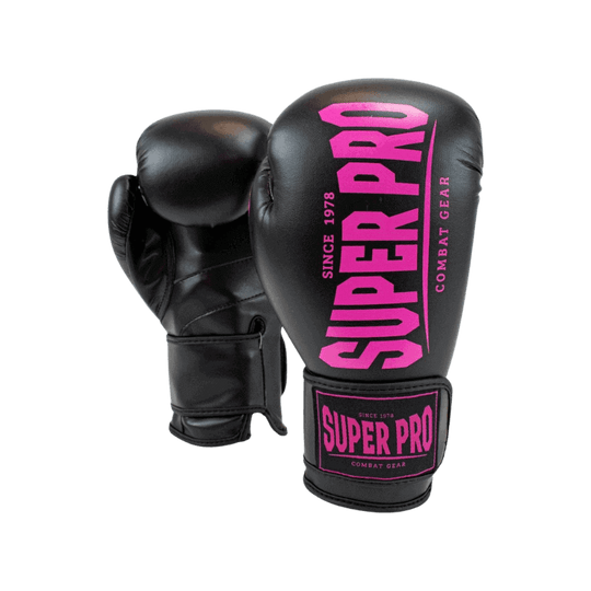 Een paar zwarte Super Pro bokshandschoenen, met roze logo's prominent op de voorzijde van de ene handschoen en de binnenkant van de andere. De handschoenen zijn stevig en ergonomisch ontworpen.