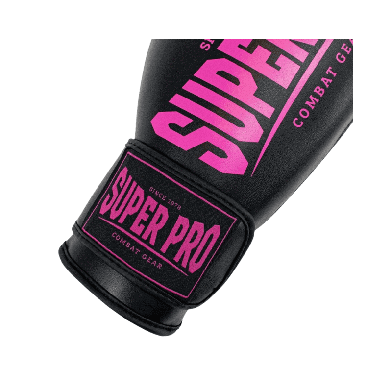 Close-up van het roze Super Pro logo op de polsband van een zwarte bokshandschoen. Het logo is duidelijk zichtbaar op de klittenbandsluiting.